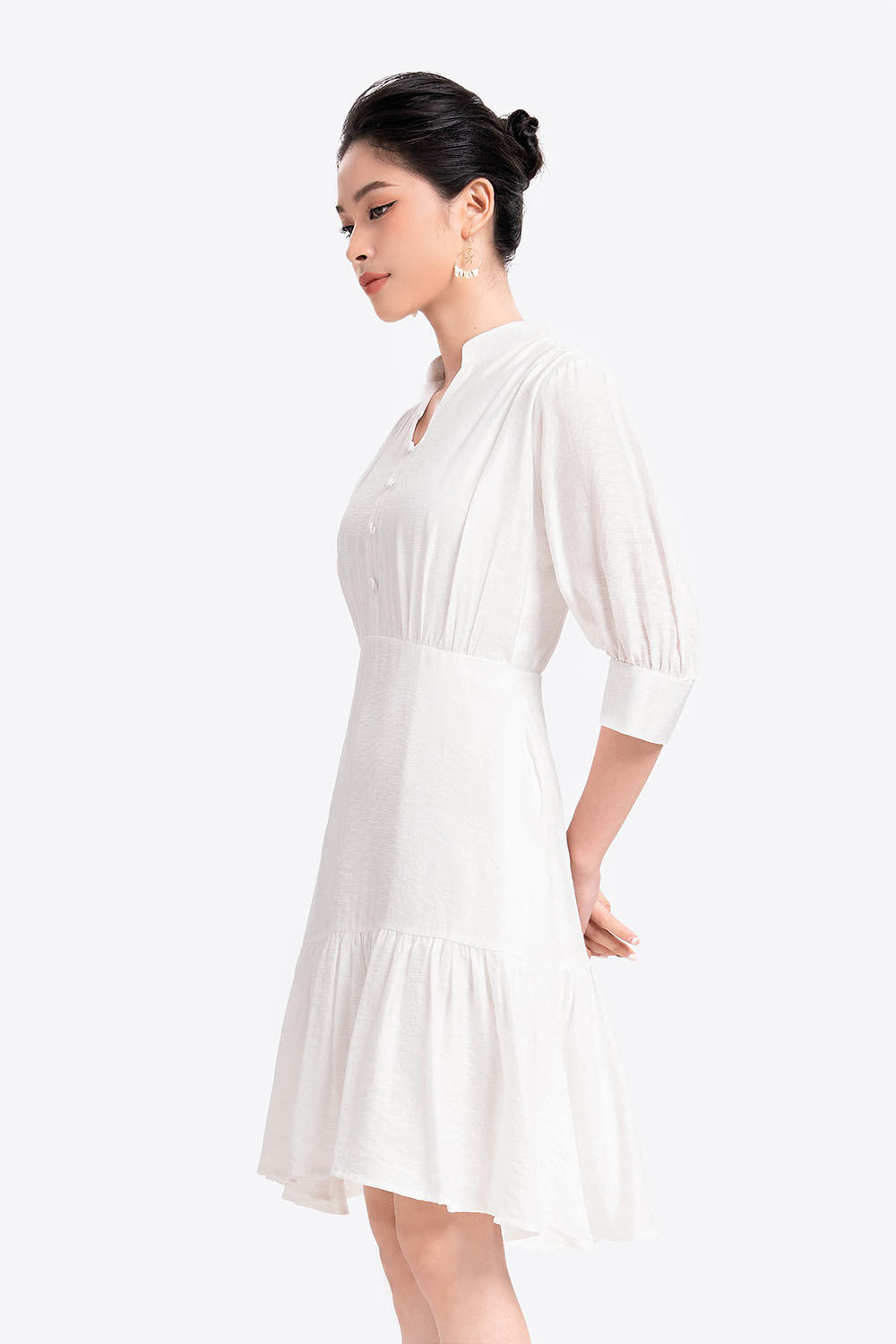 Đầm trắng đuôi cá tay lửng