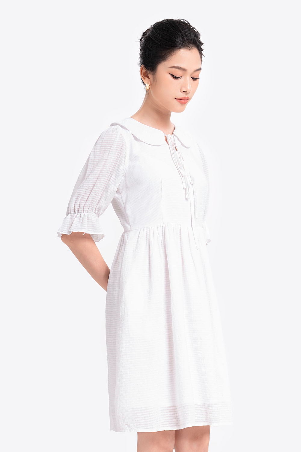 Đầm trắng babydoll tay lỡ phối nơ