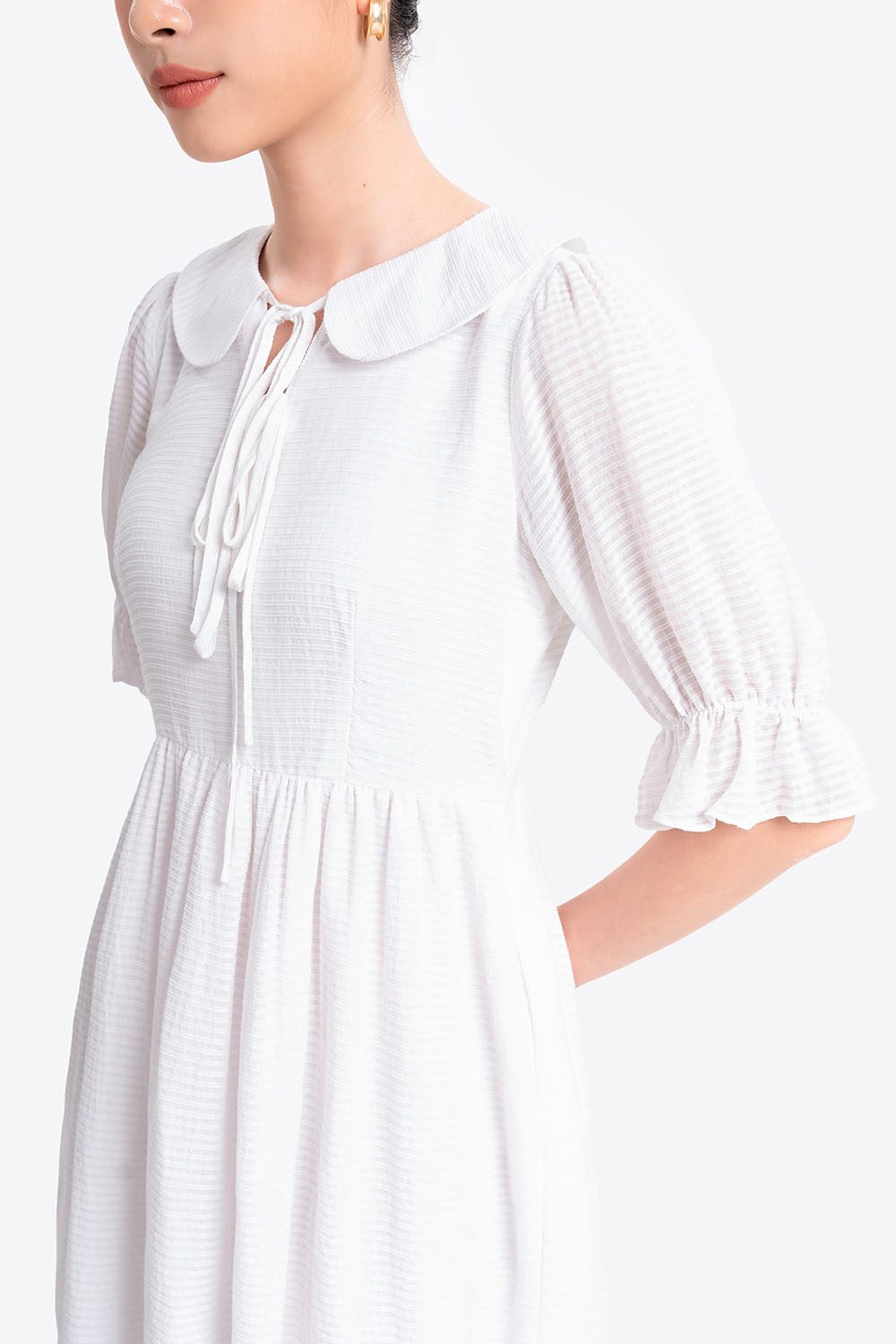 Đầm trắng babydoll tay lỡ phối nơ