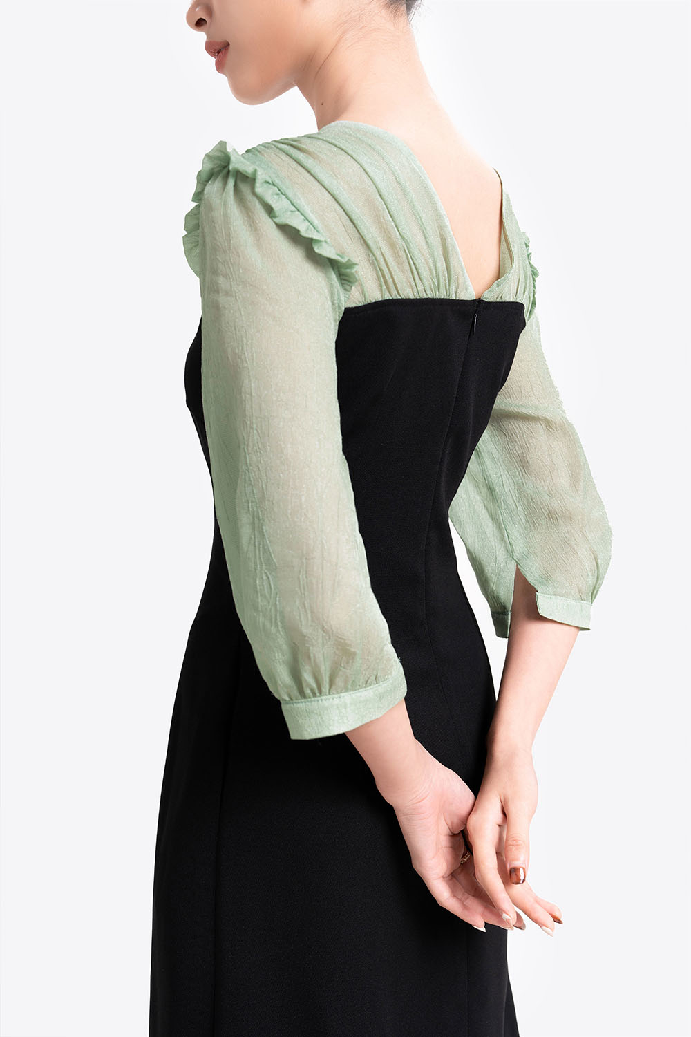 Đầm đen công sở phối màu tay dài cổ tim