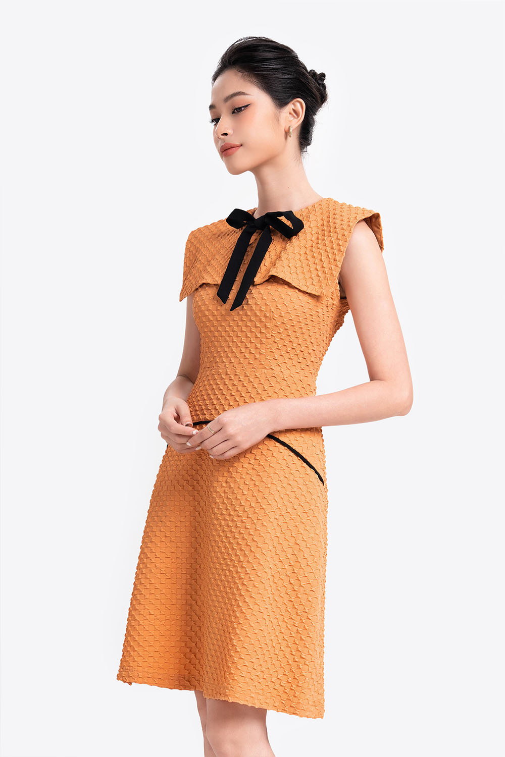 Đầm chữ A cổ sen lớn đính nơ