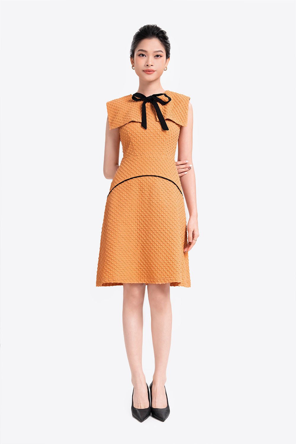 Đầm chữ A cổ sen lớn đính nơ