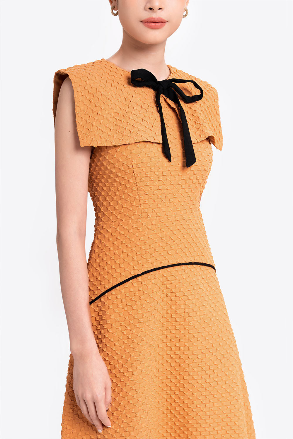 Đầm chữ A cổ sen lớn đính nơ