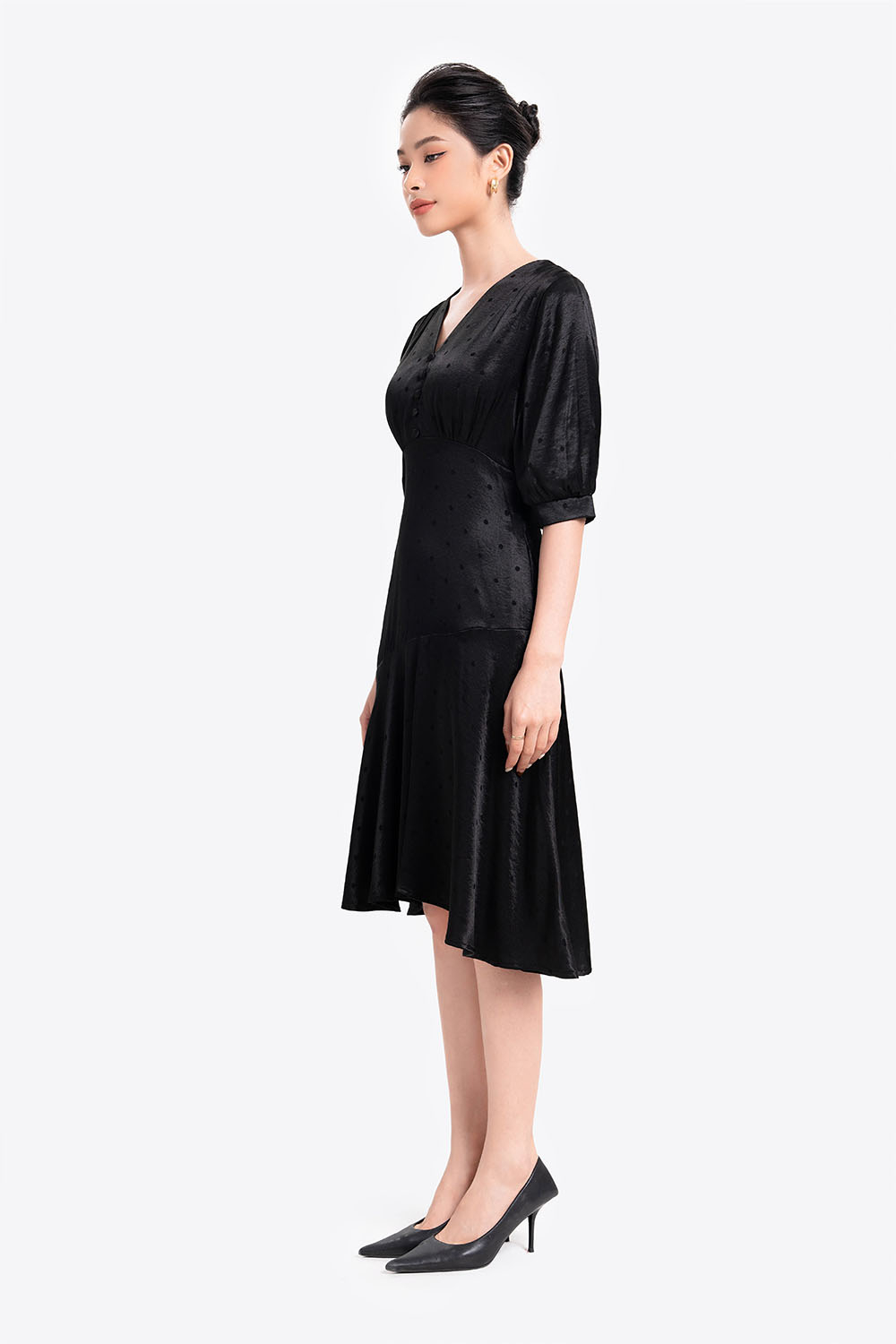 Đầm đen đuôi cá cổ V tay lỡ