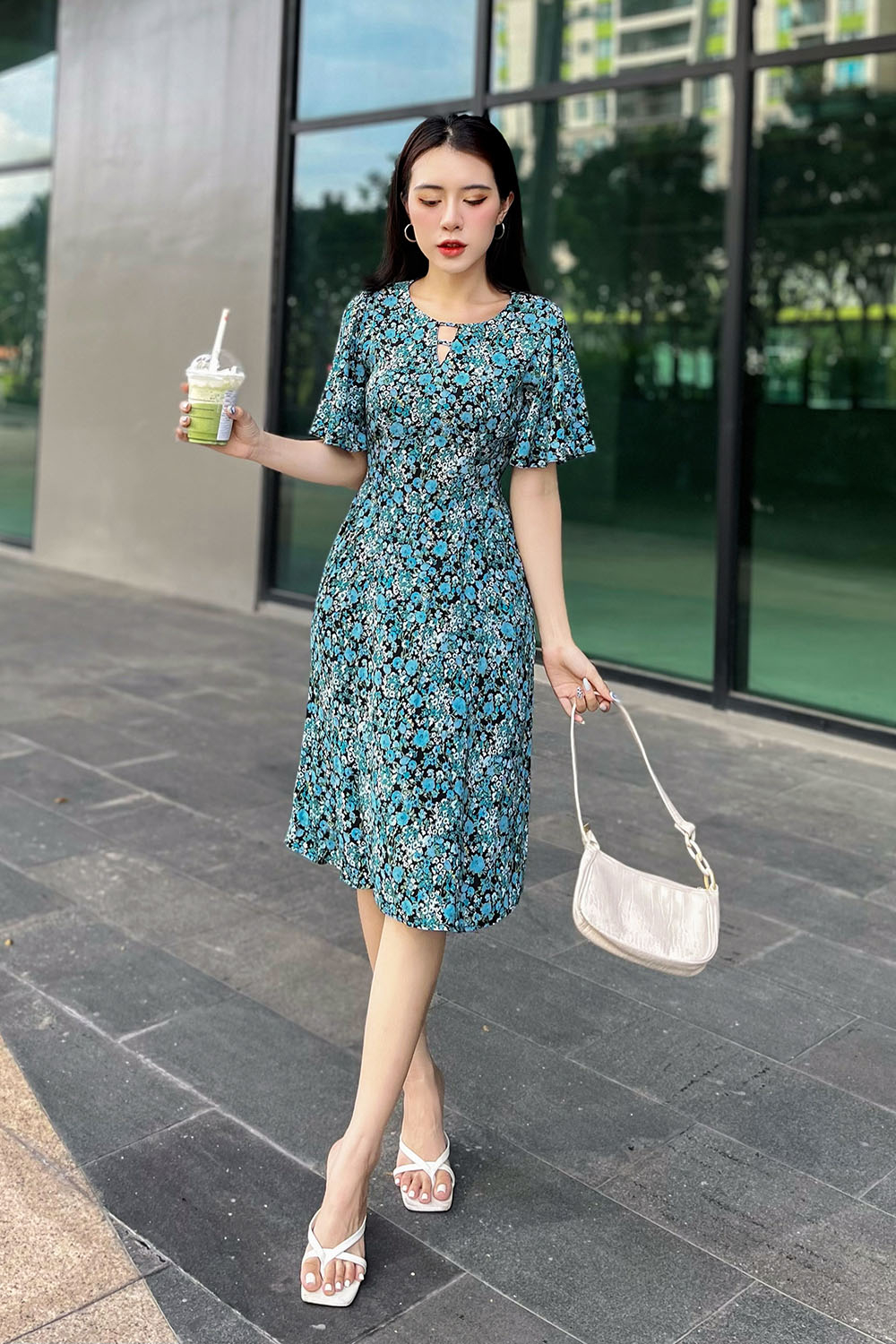 Đầm xòe họa tiết hoa cổ tròn cut-out 