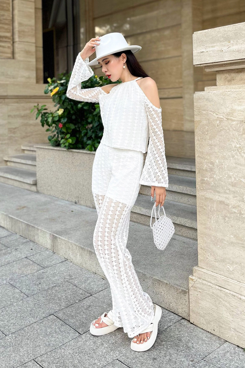 Áo kiểu tay dài cổ yếm cut out vai