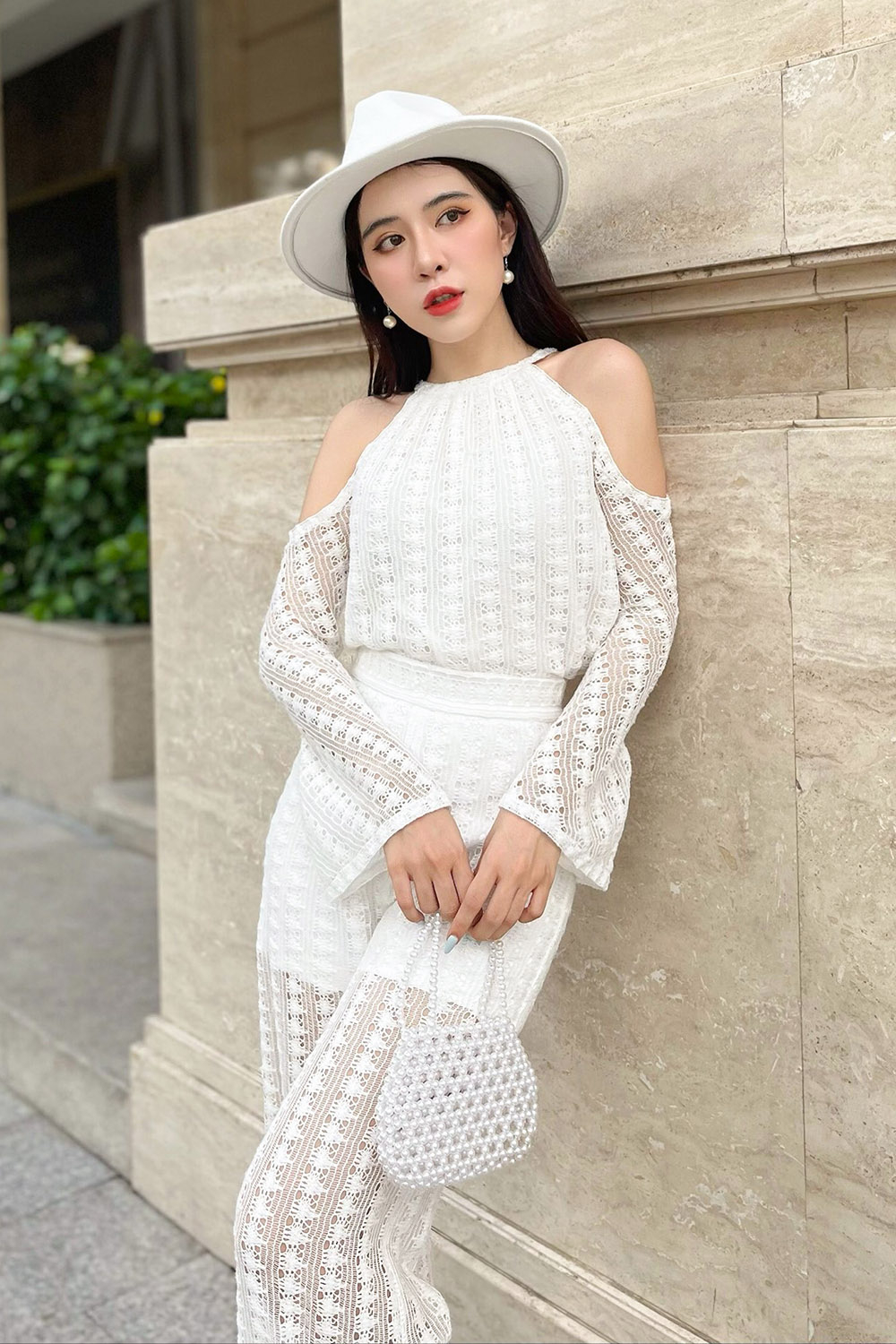 Áo kiểu tay dài cổ yếm cut out vai