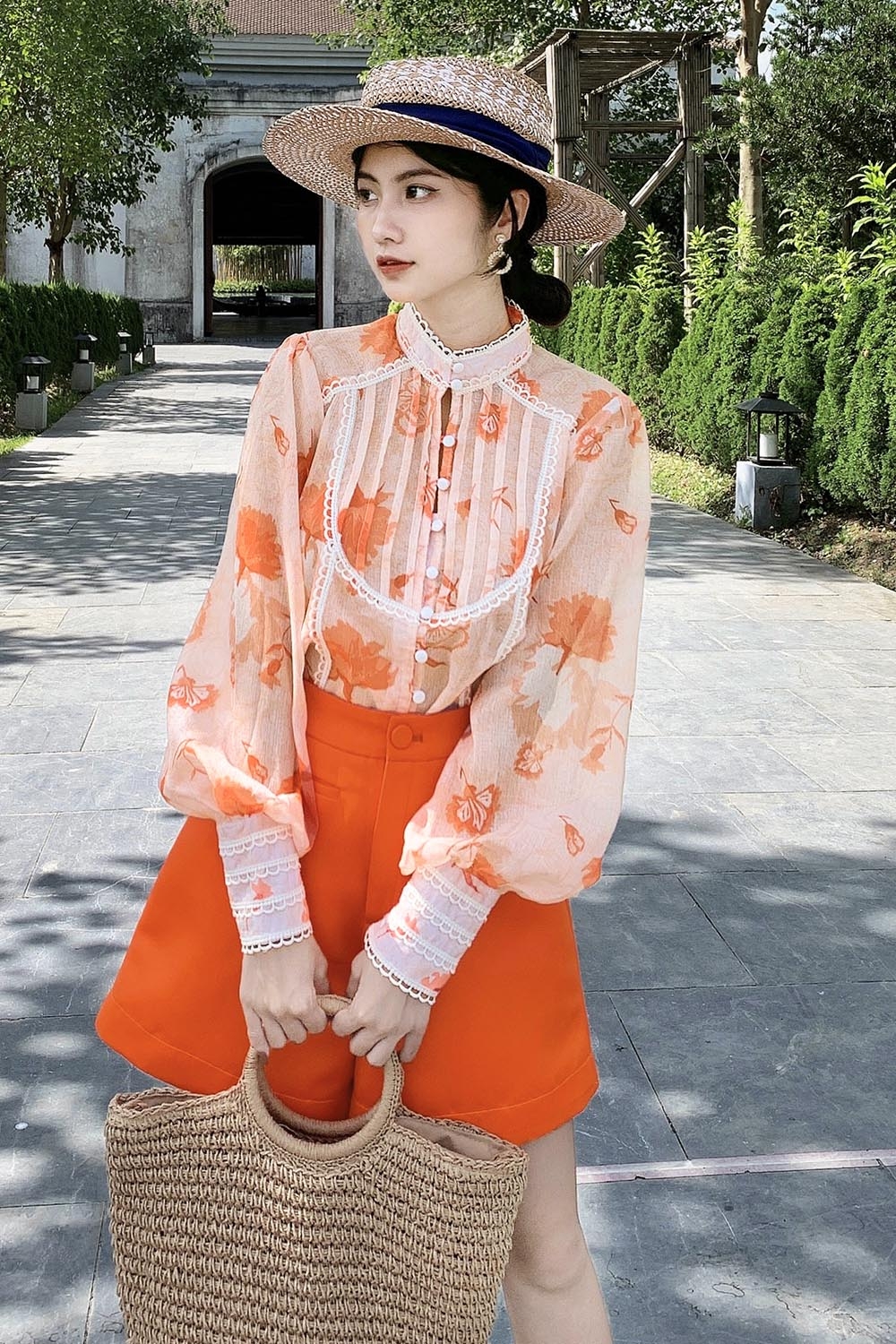 Áo sơ mi hoa tay dài viền đăng-ten 