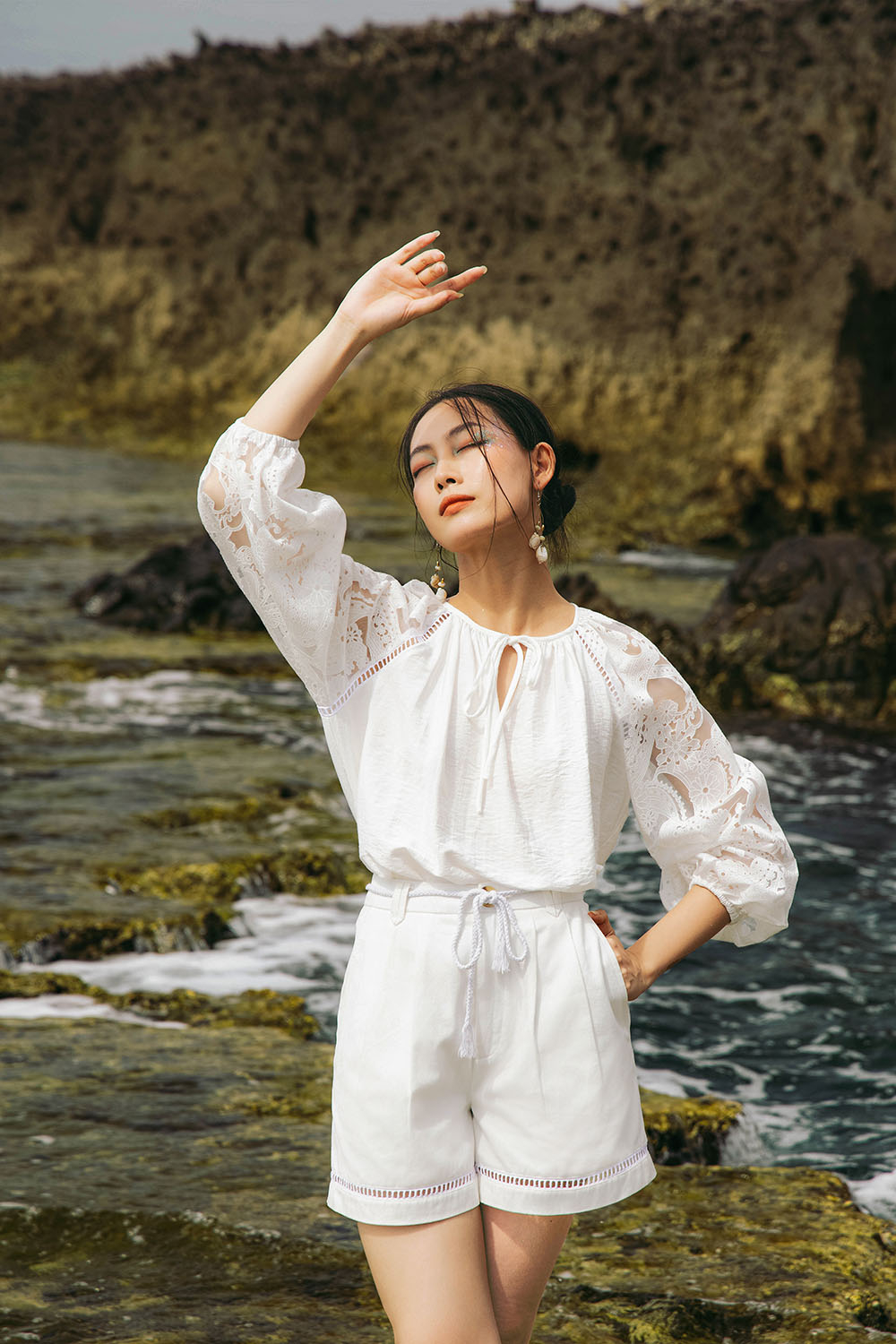 Quần short trắng hai túi lai phối đăng-ten 