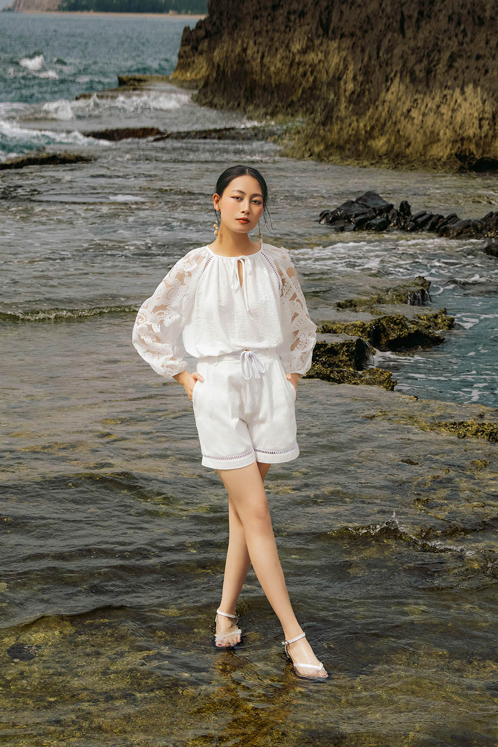 Quần short trắng hai túi lai phối đăng-ten 