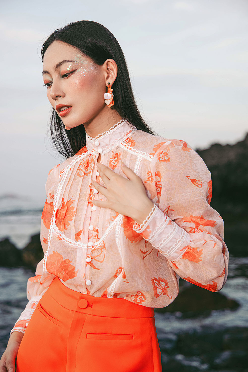 Áo sơ mi hoa tay dài viền đăng-ten 