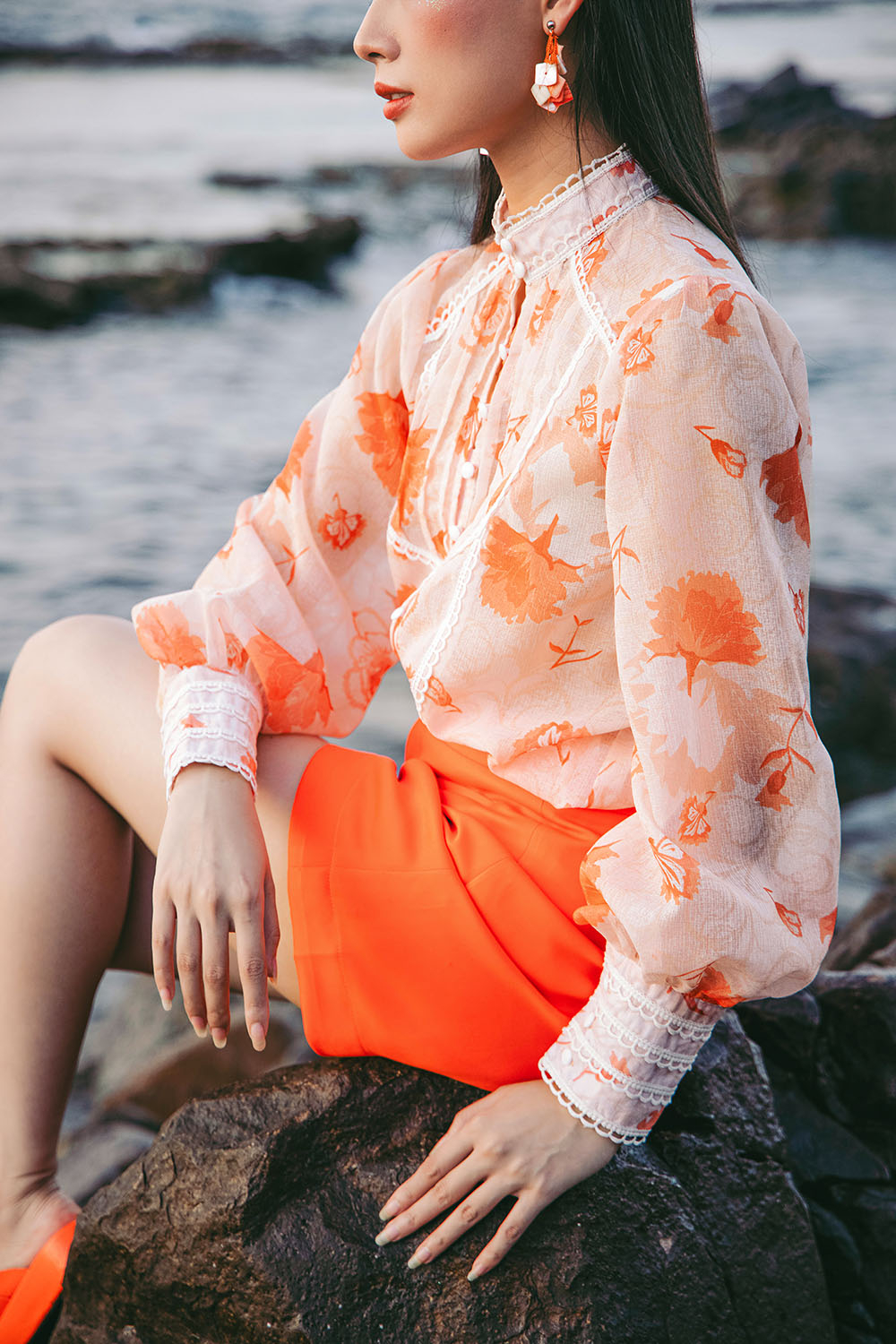 Áo sơ mi hoa tay dài viền đăng-ten 