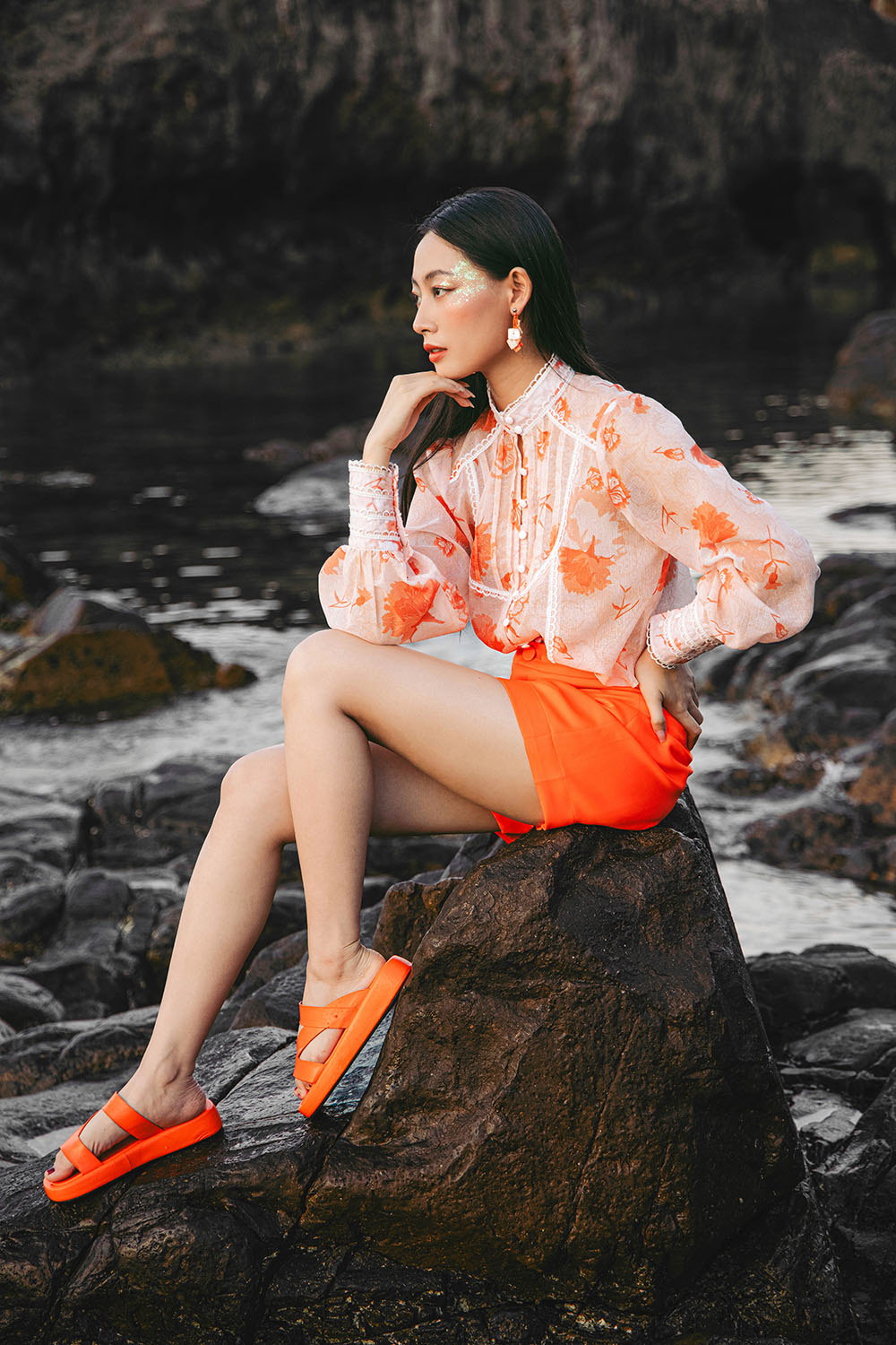 Áo sơ mi hoa tay dài viền đăng-ten 