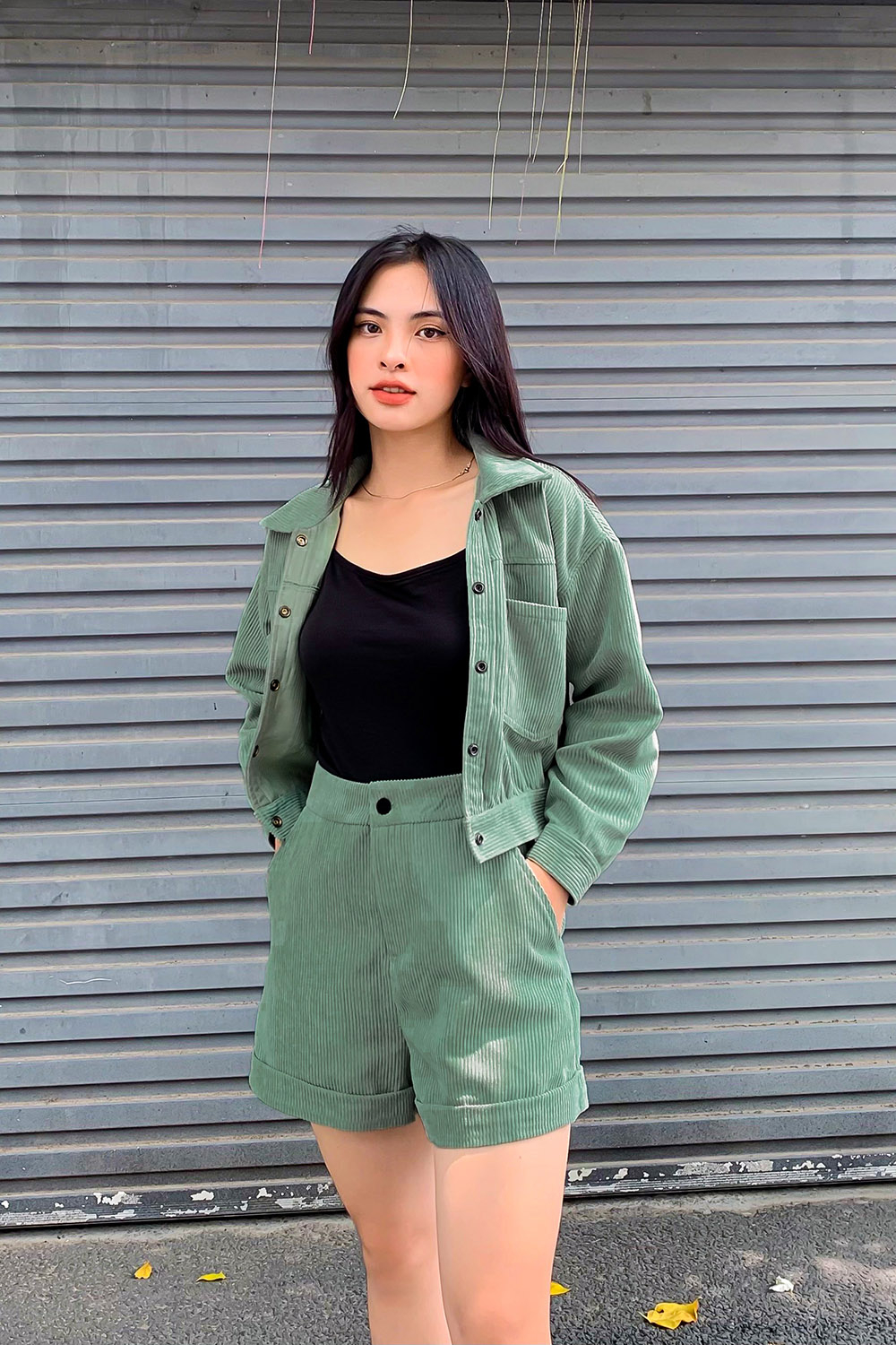 Quần short nữ màu xanh vải nhung tăm 