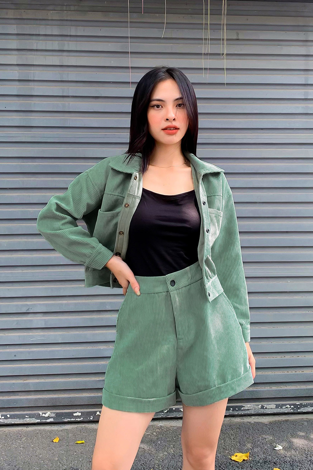 Quần short nữ màu xanh vải nhung tăm 