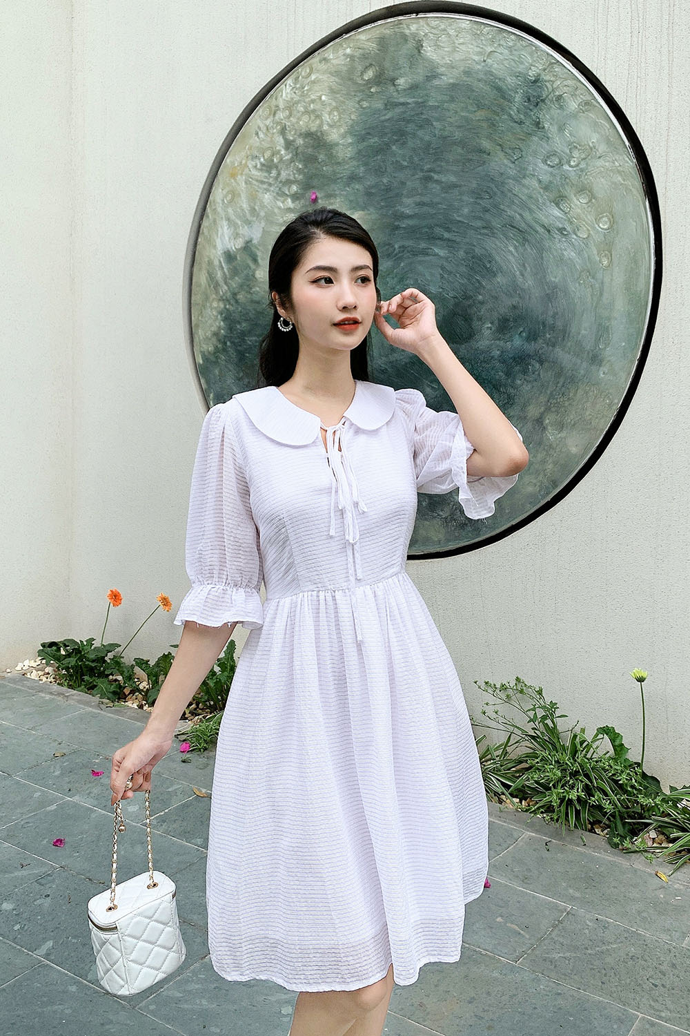 Đầm trắng babydoll tay lỡ phối nơ