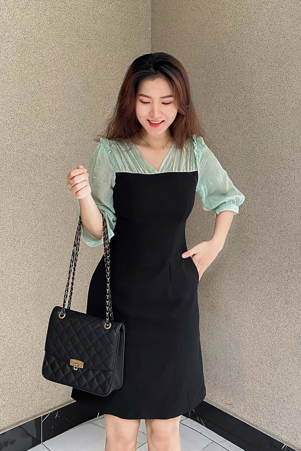 Đầm đen công sở phối màu tay dài cổ tim