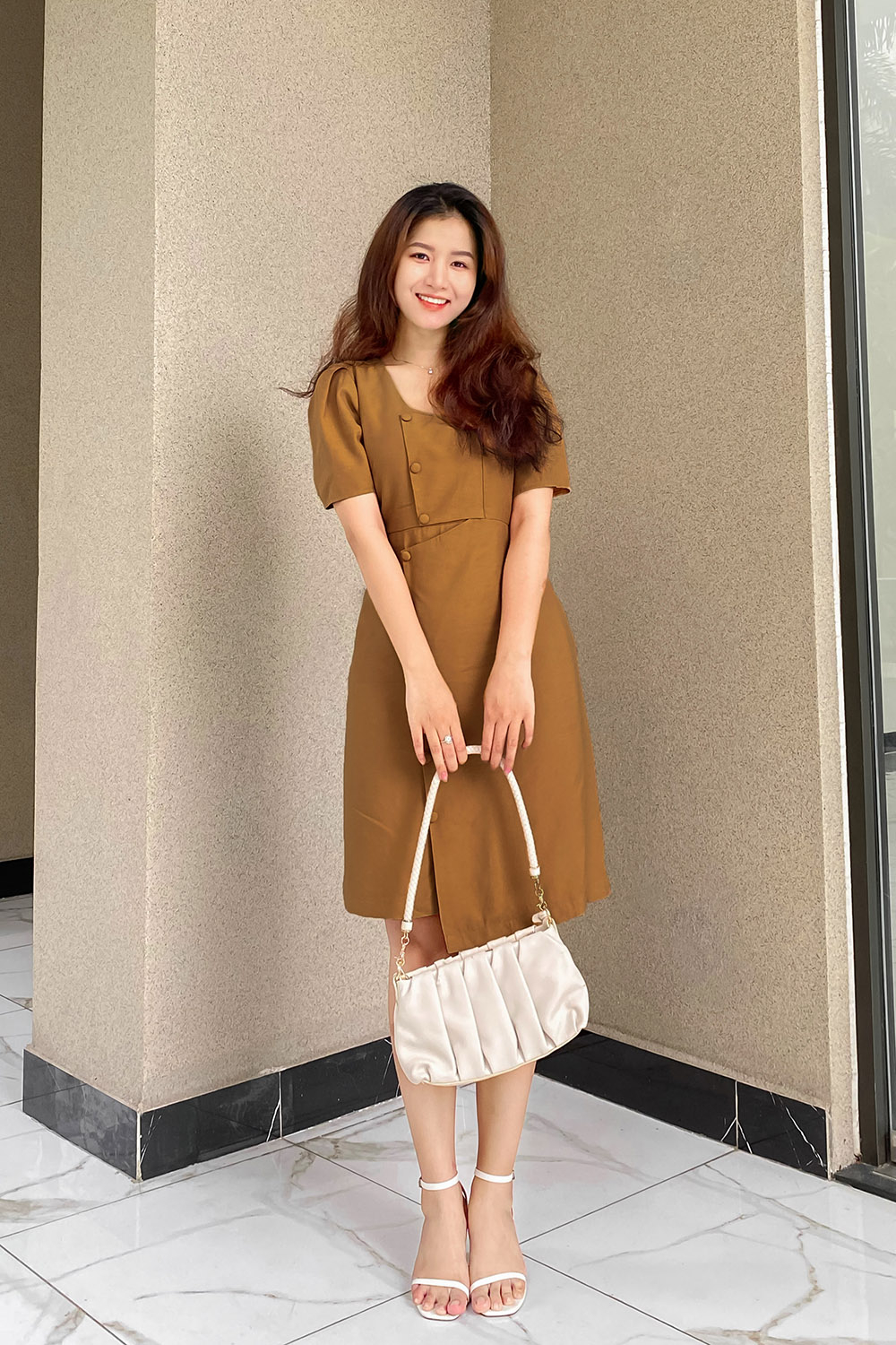 Đầm chữ A tà lệch cổ vuông phối nút 