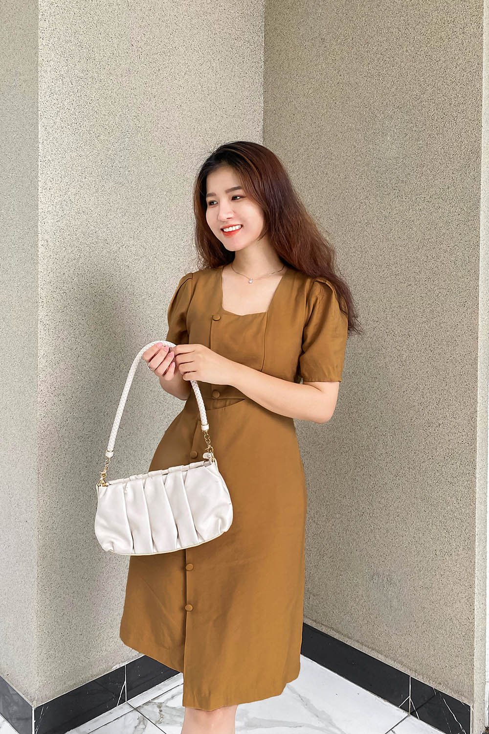 Đầm chữ A tà lệch cổ vuông phối nút 