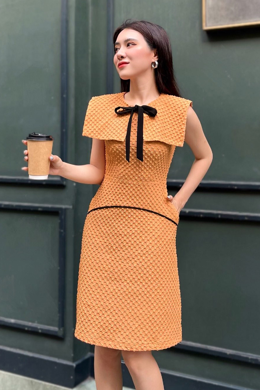 Đầm chữ A cổ sen lớn đính nơ