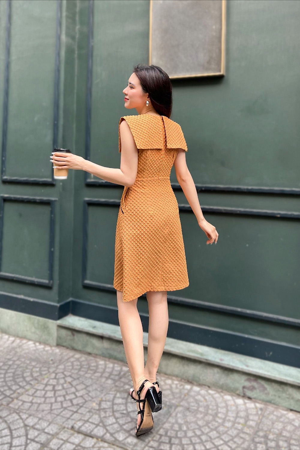 Đầm chữ A cổ sen lớn đính nơ