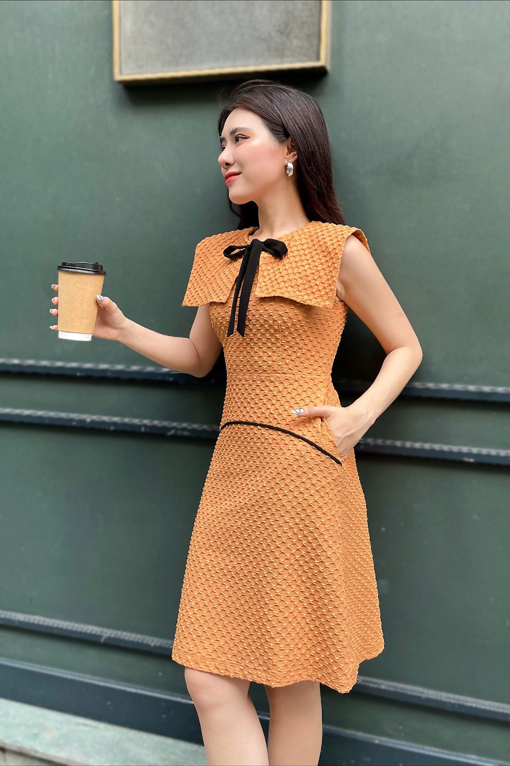 Đầm chữ A cổ sen lớn đính nơ