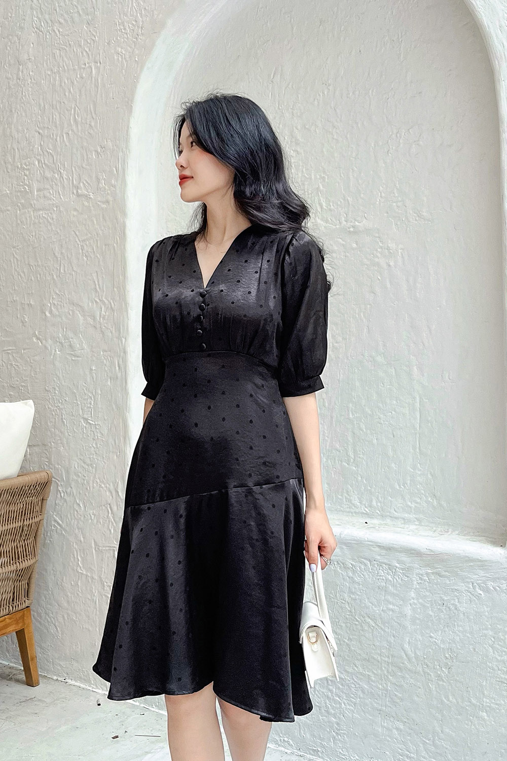 Đầm đen đuôi cá cổ V tay lỡ