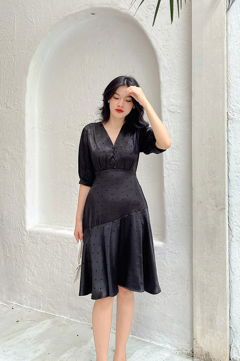 Đầm đen đuôi cá cổ V tay lỡ