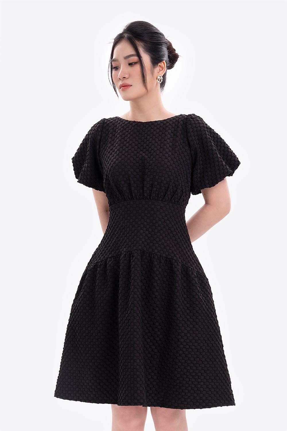 Đầm đen dáng xòe tay phồng