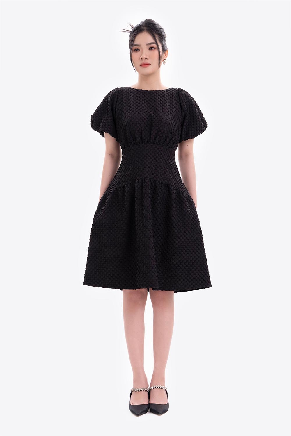 Đầm đen dáng xòe tay phồng