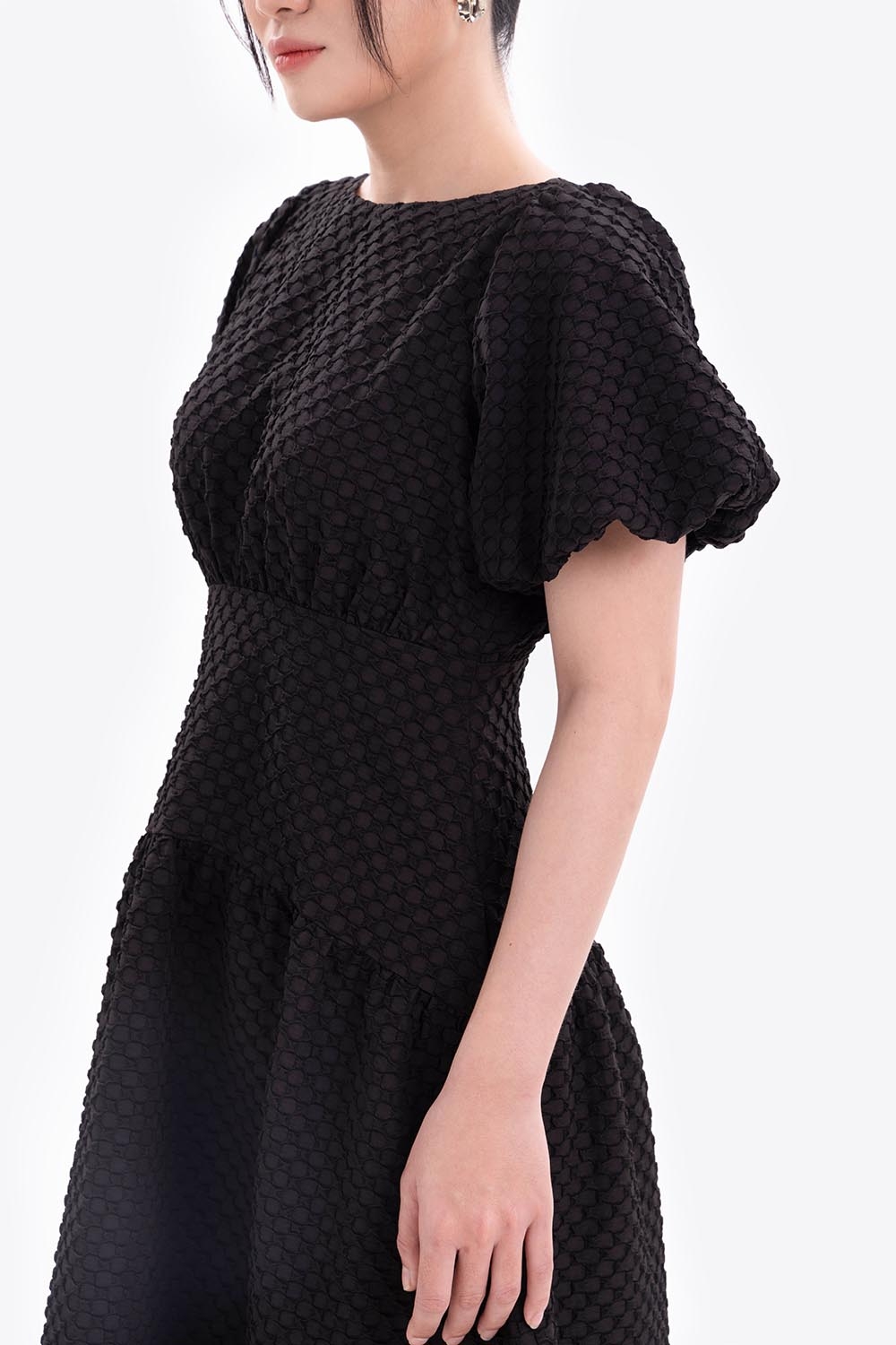 Đầm đen dáng xòe tay phồng