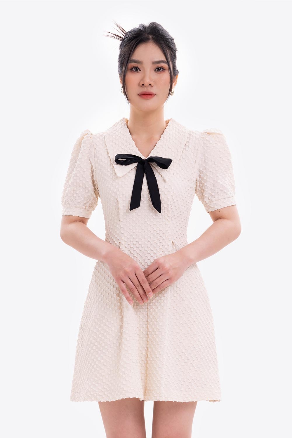 Đầm xòe chữ A cổ sen phối nơ