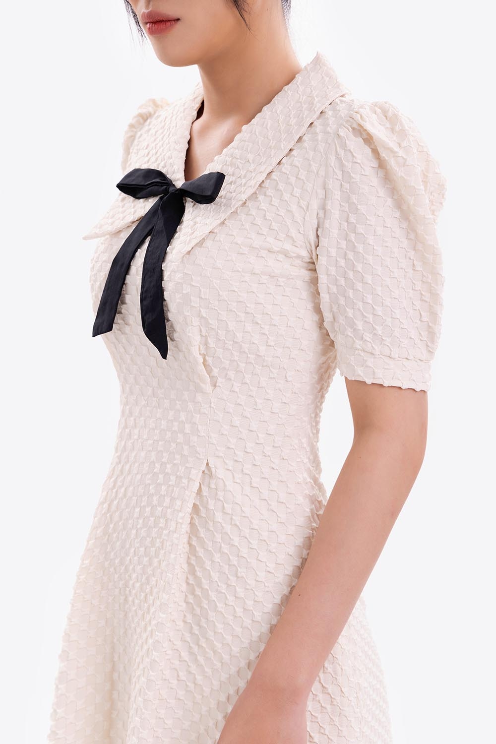 Đầm xòe chữ A cổ sen phối nơ