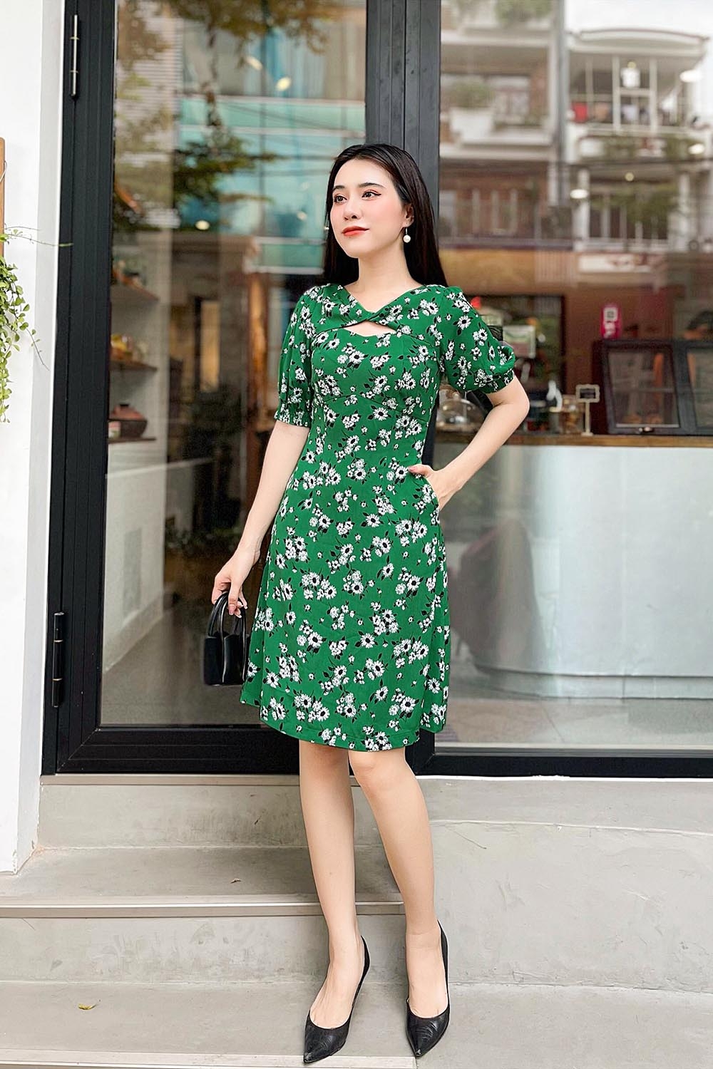 Đầm hoa dáng xoè tay lỡ cổ cut-out