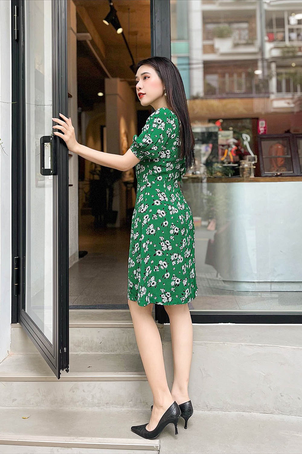 Đầm hoa dáng xoè tay lỡ cổ cut-out