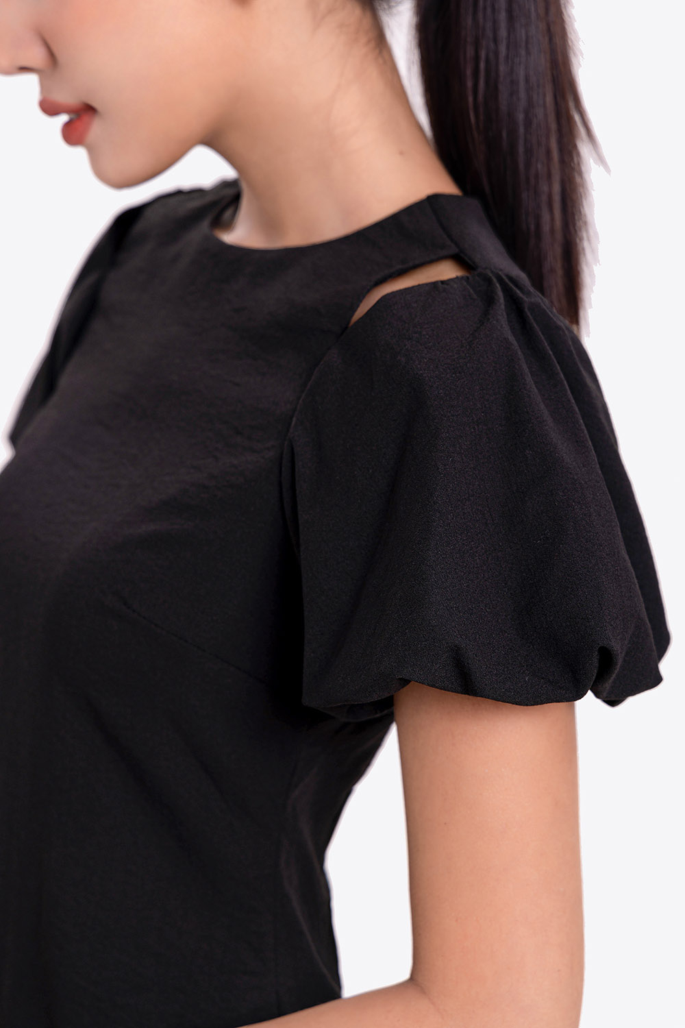 Đầm đen đuôi cá tay phồng