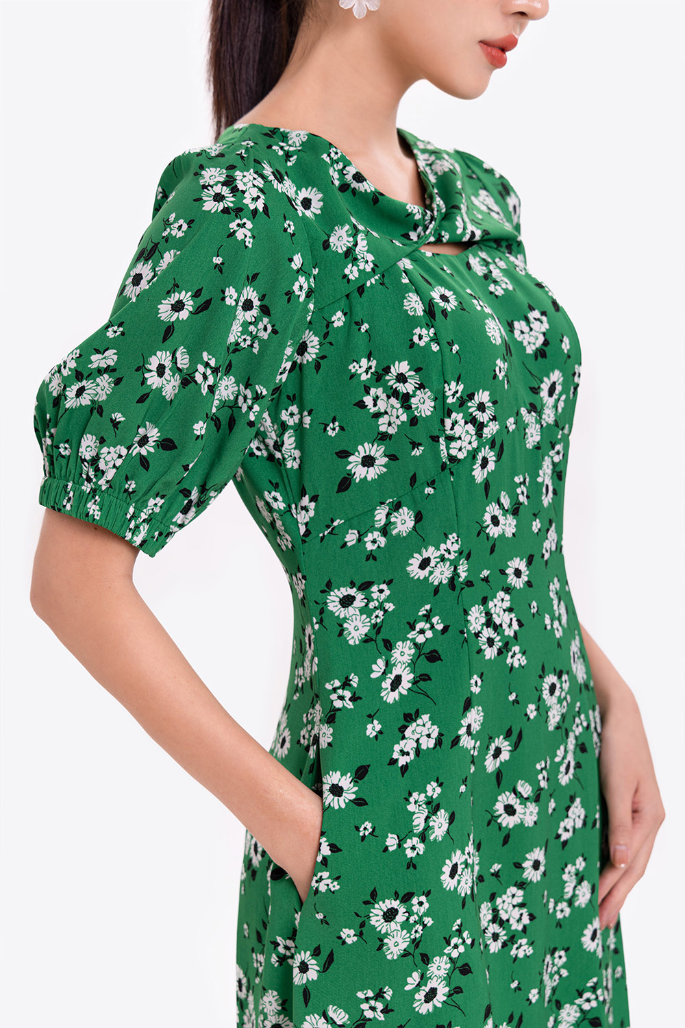 Đầm hoa dáng xoè tay lỡ cổ cut-out