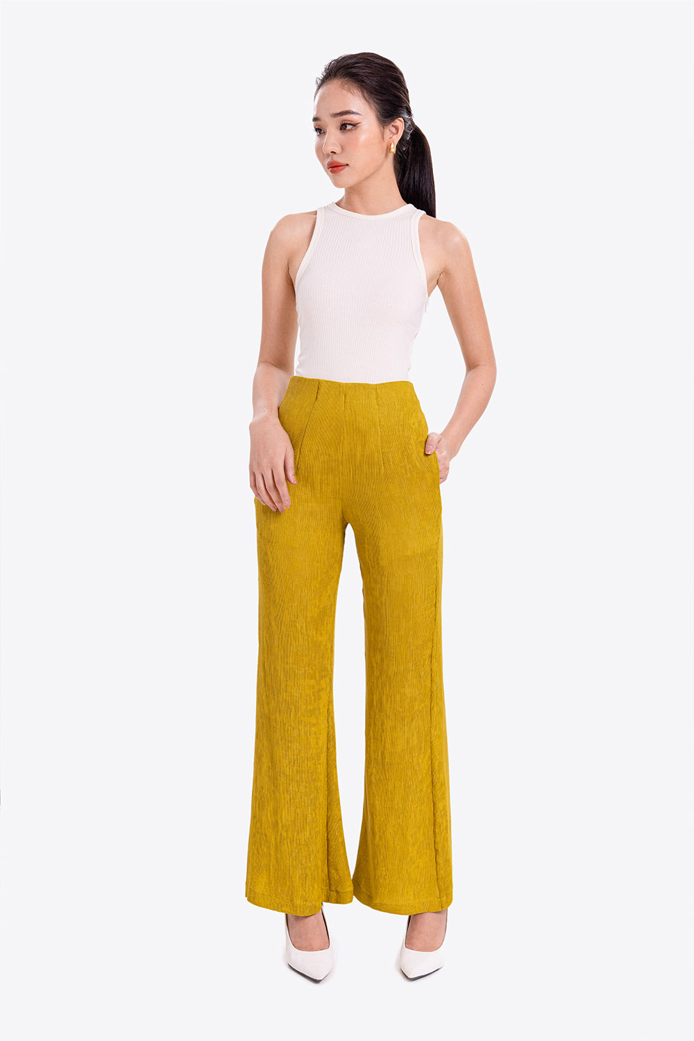 Quần suông ống loe màu vàng