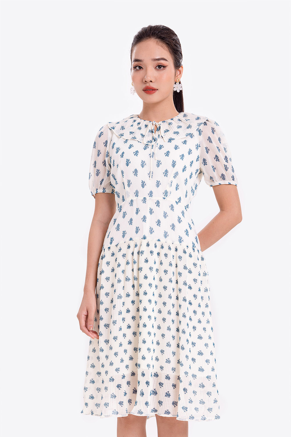 Đầm xòe hoa cổ viền bèo