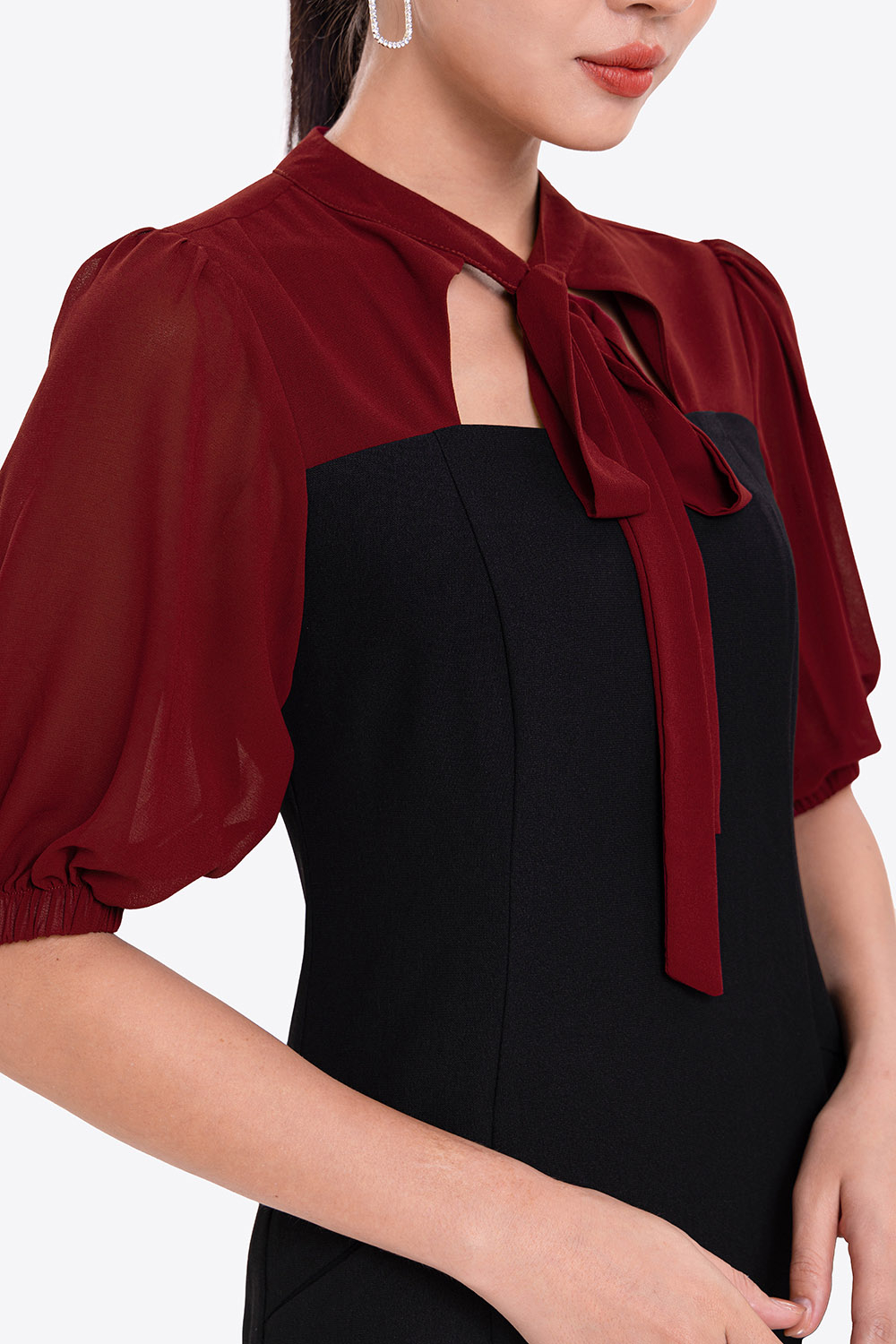 Đầm công sở đen dáng ôm phối màu