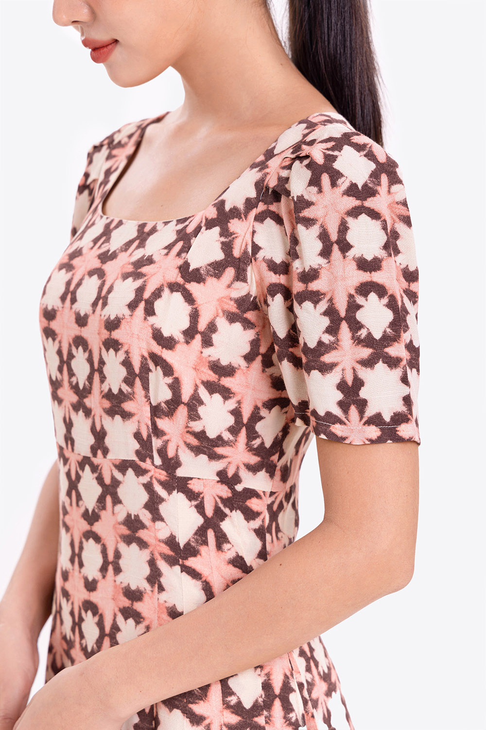 Đầm họa tiết dáng chữ A cổ vuông