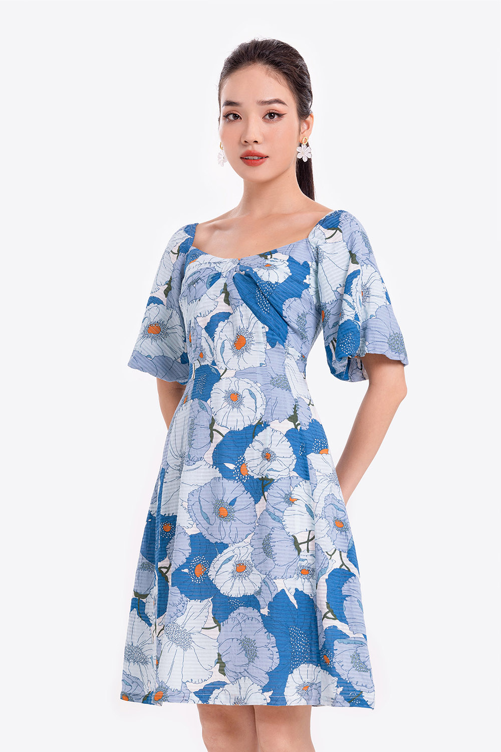 Đầm suông họa tiết hoa tay phồng