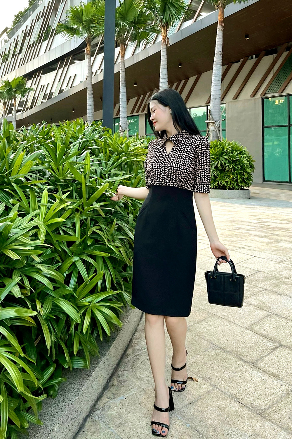 Đầm ôm công sở phối hoạ tiết trắng đen