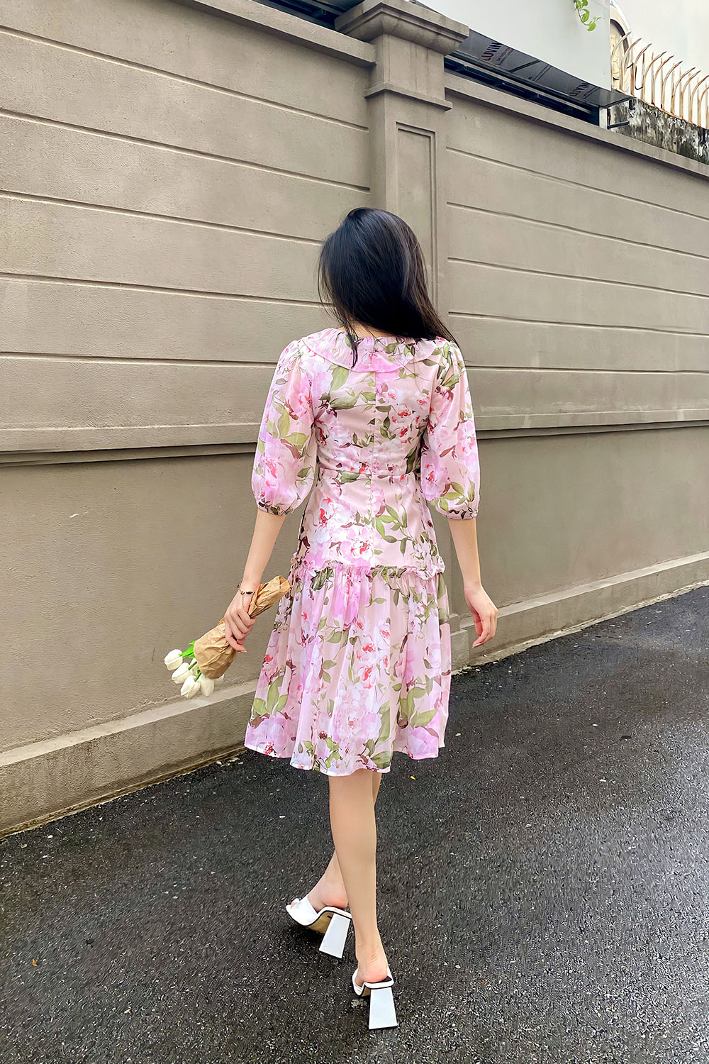 Đầm xòe hoa cổ V viền bèo