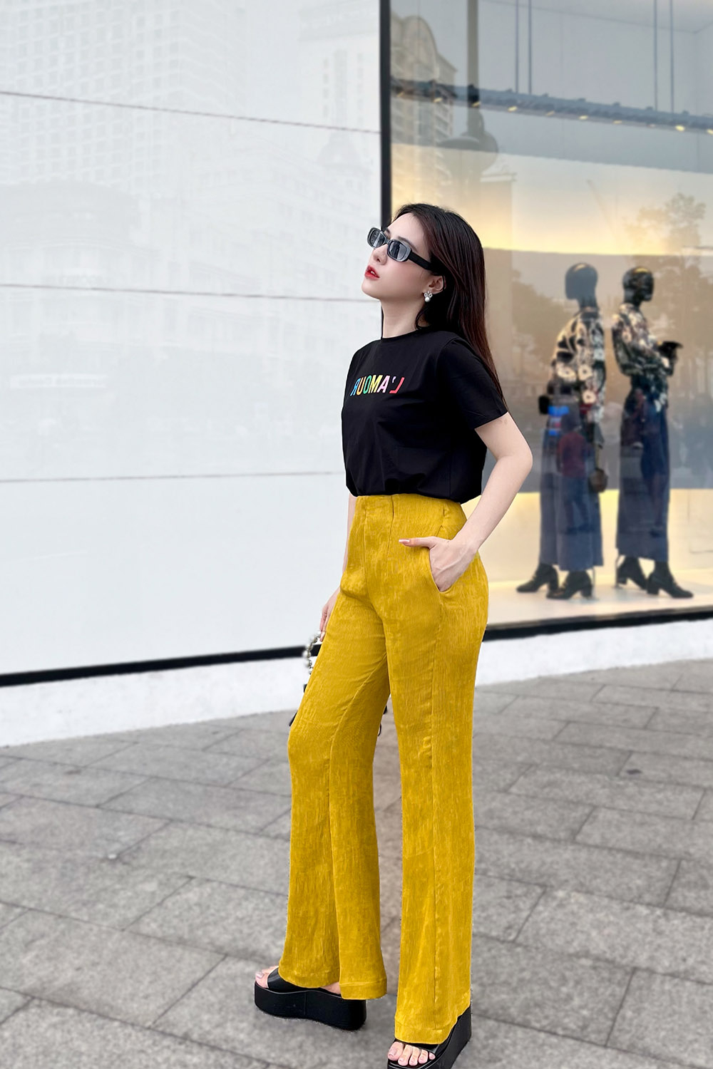 Quần suông ống loe màu vàng