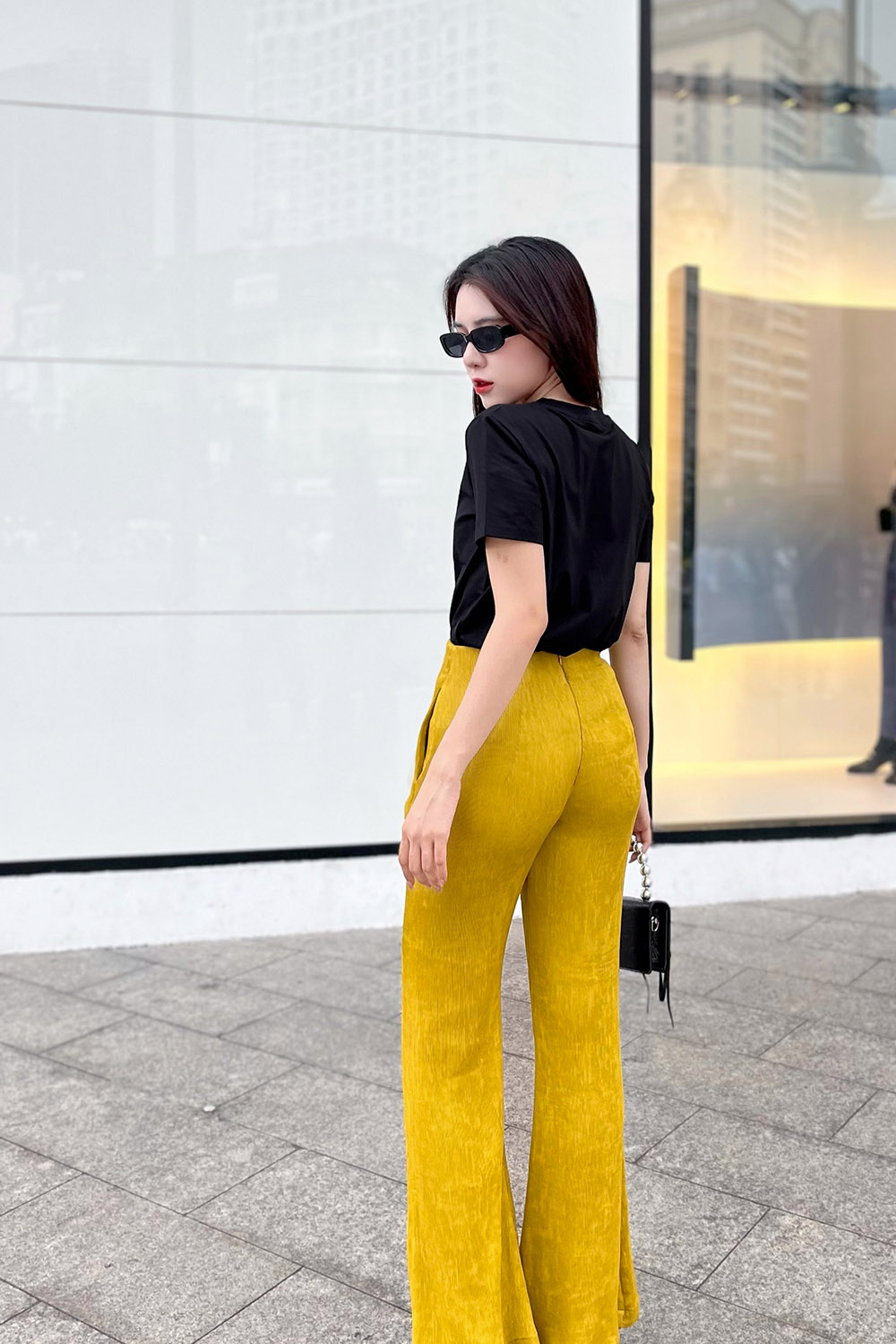 Quần suông ống loe màu vàng