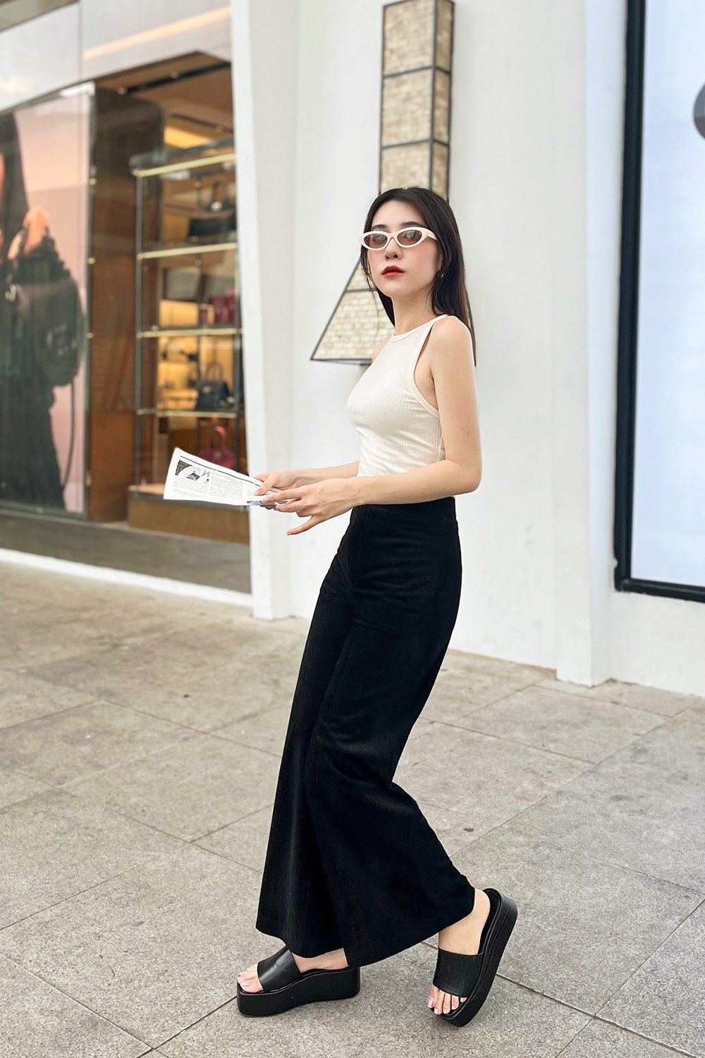 Quần ống suông màu đen lưng cao