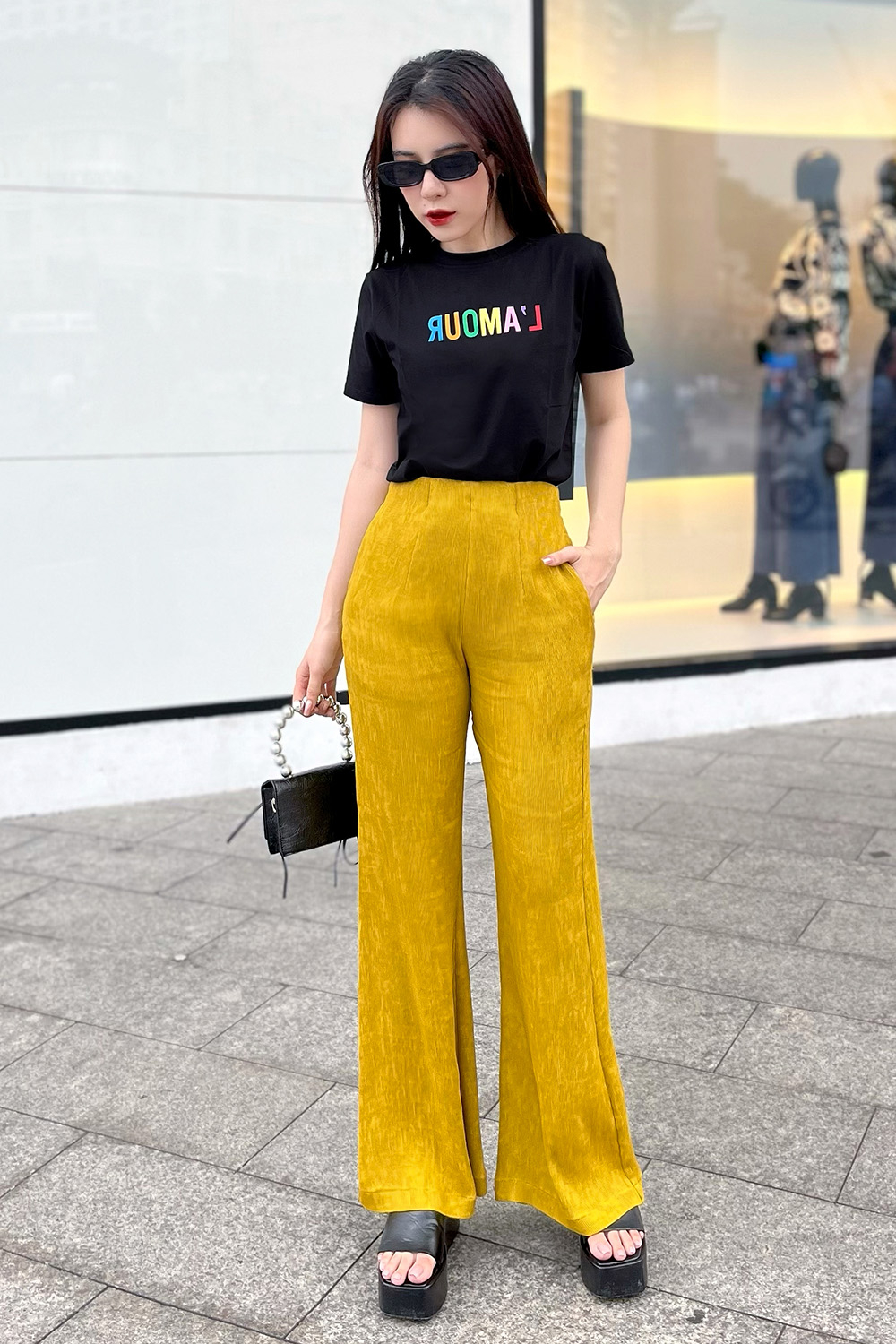 Quần suông ống loe màu vàng