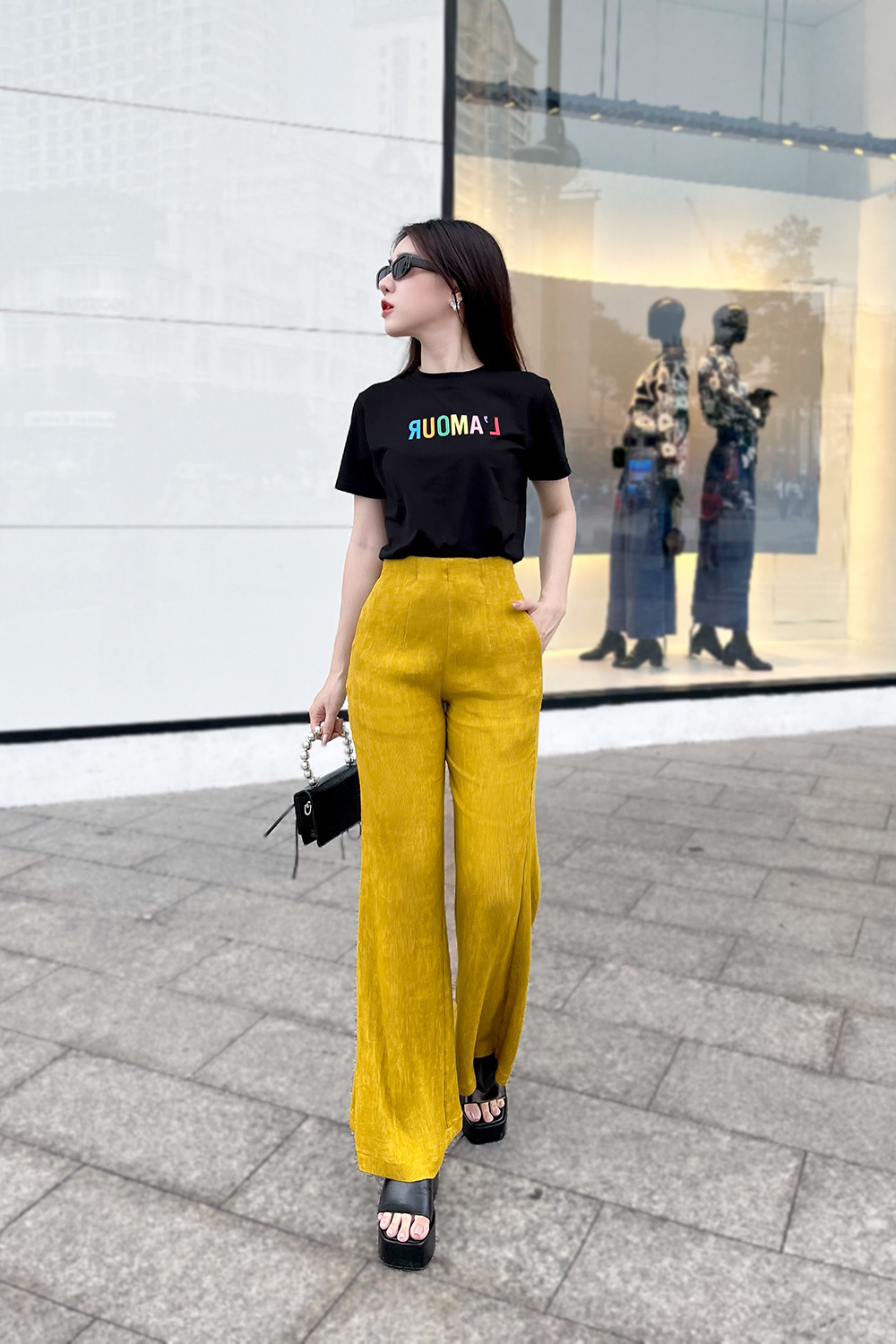 Quần suông ống loe màu vàng