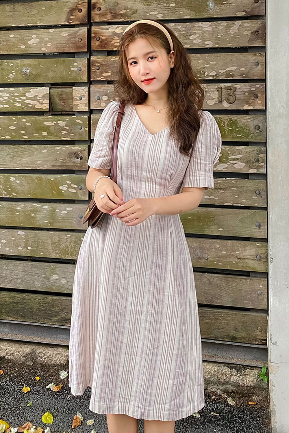 Đầm xòe họa tiết kẻ sọc cổ V